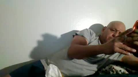 Snapshot of elmario24 chatting on October 17, 8:28 am elmario24 online show from October 17, 8:28 am