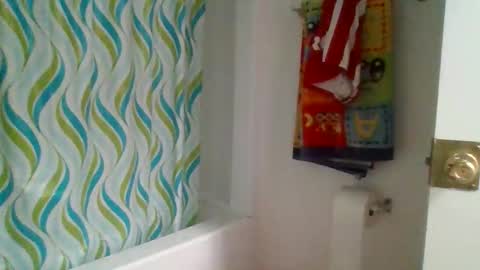 Snapshot of elmario24 chatting on March 21, 2:49 am elmario24 online show from March 21, 2:49 am