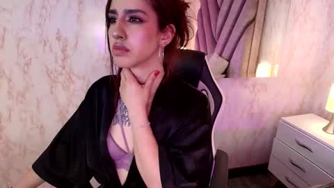 Snapshot of elodie_rouge chatting on April 9, 4:12 pm Elodie online show from April 9, 4:12 pm