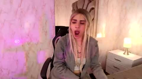 Snapshot of elodie_rouge chatting on April 10, 1:05 pm Elodie online show from April 10, 1:05 pm