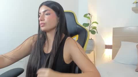 Snapshot of elody_grundy chatting on October 28, 4:05 am E L O D Y online show from October 28, 4:05 am