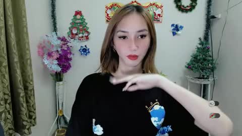 Snapshot of elora_charming chatting on January 2, 10:44 pm elora_charming online show from January 2, 10:44 pm