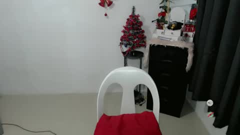 Snapshot of elora_charming chatting on January 8, 2:14 pm elora_charming online show from January 8, 2:14 pm