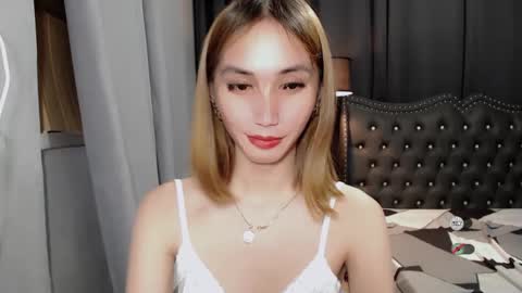 Snapshot of elora_charming chatting on February 19, 5:16 pm elora_charming online show from February 19, 5:16 pm