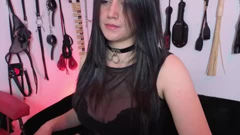 elowen_halley1 online show from May 6, 6:24 pm
