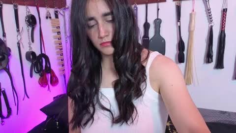 elowen_halley1 online show from May 7, 6:24 pm