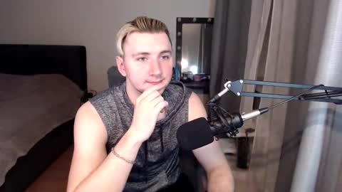 Snapshot of elvin_vaenight chatting on September 9, 9:25 pm Elvin Vaenight online show from September 9, 9:25 pm