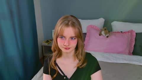 Snapshot of elza_hofffman chatting on April 16, 3:46 pm Chloyka online show from April 16, 3:46 pm