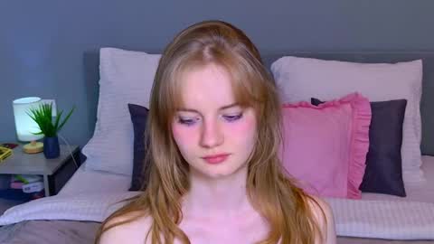 Snapshot of elza_hofffman chatting on April 16, 10:01 pm Chloyka online show from April 16, 10:01 pm