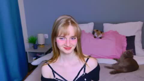 Snapshot of elza_hofffman chatting on April 19, 6:10 pm Chloyka online show from April 19, 6:10 pm
