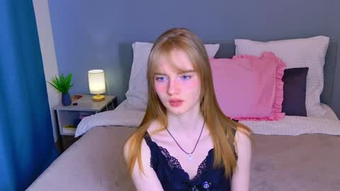 Snapshot of elza_hofffman chatting on April 22, 4:41 pm Chloyka online show from April 22, 4:41 pm