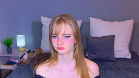 Snapshot of elza_hofffman chatting on April 23, 6:43 pm Chloyka online show from April 23, 6:43 pm