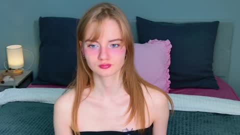 Snapshot of elza_hofffman chatting on May 4, 4:25 pm Chloyka online show from May 4, 4:25 pm