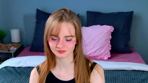 Snapshot of elza_hofffman chatting on May 6, 4:34 pm Chloyka online show from May 6, 4:34 pm