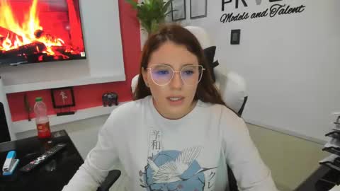 Snapshot of ema_04 chatting on January 9, 9:16 pm Estefany Martinez Acua INSTAGRAM ema 04oficial online show from January 9, 9:16 pm