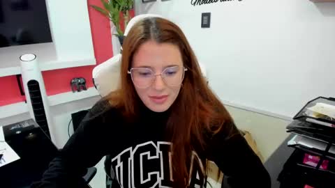 Snapshot of ema_04 chatting on February 15, 8:33 pm Estefany Martinez Acua INSTAGRAM ema 04oficial online show from February 15, 8:33 pm