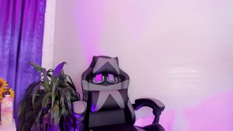 Snapshot of ema_lambert chatting on December 16, 6:49 pm Ema Lambert  online show from December 16, 6:49 pm