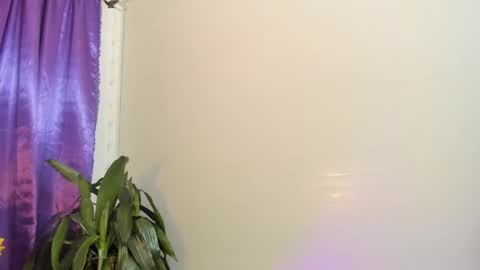 Snapshot of ema_lambert chatting on December 17, 12:56 am Ema Lambert  online show from December 17, 12:56 am