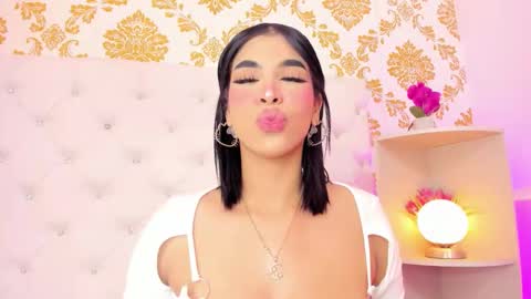 Snapshot of ema_lambert chatting on October 21, 3:24 pm Ema Lambert  online show from October 21, 3:24 pm