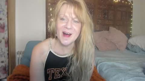 Snapshot of emberpheonixxx chatting on October 19, 12:33 am Ember Pheonixxx online show from October 19, 12:33 am