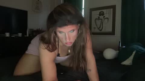 Snapshot of emberrrose87 chatting on April 24, 10:39 am emberrrose87 online show from April 24, 10:39 am