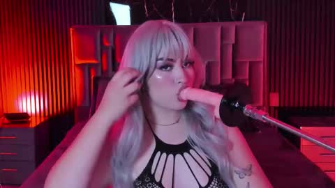 Snapshot of emberrvelvet chatting on March 6, 4:09 am Ember Velvet online show from March 6, 4:09 am