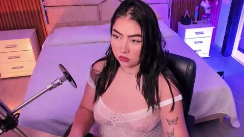 Snapshot of emberrvelvet chatting on March 15, 5:46 am Ember Velvet online show from March 15, 5:46 am