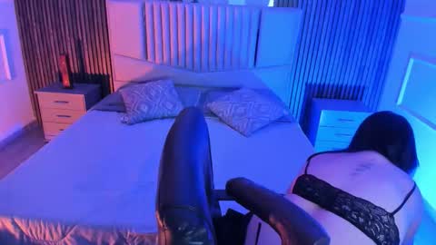 Snapshot of emberrvelvet chatting on March 21, 4:06 am Ember Velvet online show from March 21, 4:06 am