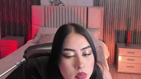 Snapshot of emberrvelvet chatting on April 1, 4:02 am Ember Velvet online show from April 1, 4:02 am