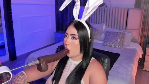 Snapshot of emberrvelvet chatting on April 5, 4:31 am Ember Velvet online show from April 5, 4:31 am