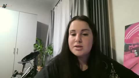 Snapshot of emeldapieroni chatting on July 7, 6:34 pm Poly online show from July 7, 6:34 pm