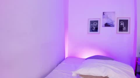 Snapshot of emelie_89 chatting on January 7, 2:51 pm emelie_89 online show from January 7, 2:51 pm