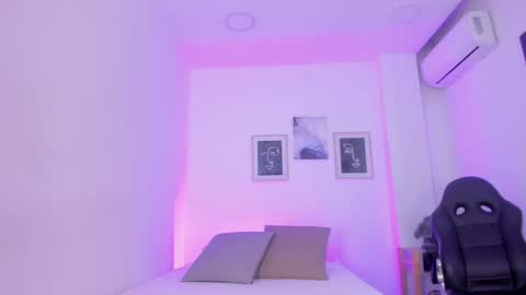 Snapshot of emelie_89 chatting on January 10, 11:43 am emelie_89 online show from January 10, 11:43 am