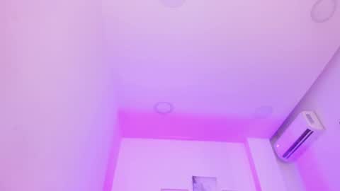 Snapshot of emelie_89 chatting on January 12, 3:14 pm emelie_89 online show from January 12, 3:14 pm