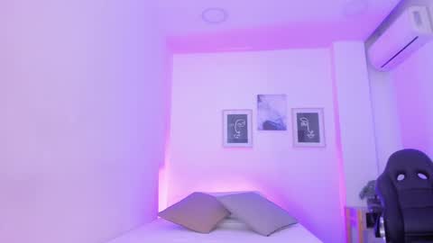 Snapshot of emelie_89 chatting on January 14, 11:53 am emelie_89 online show from January 14, 11:53 am