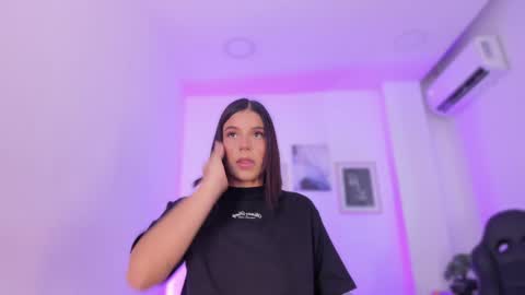 Snapshot of emelie_89 chatting on February 3, 1:30 pm emelie_89 online show from February 3, 1:30 pm