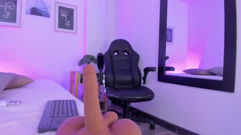 Snapshot of emelie_89 chatting on February 5, 5:53 pm emelie_89 online show from February 5, 5:53 pm