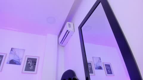 Snapshot of emelie_89 chatting on February 11, 3:18 pm emelie_89 online show from February 11, 3:18 pm