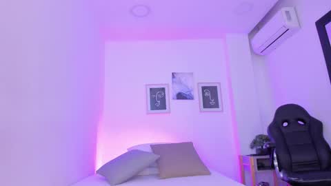 Snapshot of emelie_89 chatting on February 19, 12:22 pm emelie_89 online show from February 19, 12:22 pm