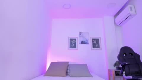 Snapshot of emelie_89 chatting on February 21, 12:28 pm emelie_89 online show from February 21, 12:28 pm