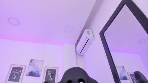 Snapshot of emelie_89 chatting on February 26, 3:08 pm emelie_89 online show from February 26, 3:08 pm