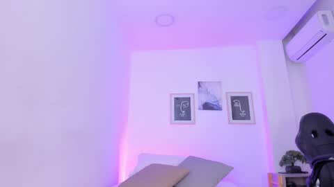 Snapshot of emelie_89 chatting on February 27, 11:41 am emelie_89 online show from February 27, 11:41 am