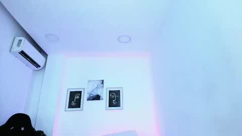 Snapshot of emelie_89 chatting on March 3, 12:16 pm emelie_89 online show from March 3, 12:16 pm