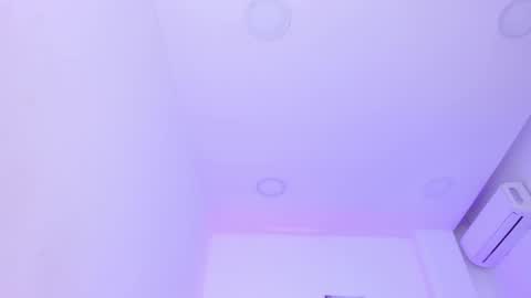 Snapshot of emelie_89 chatting on March 3, 3:20 pm emelie_89 online show from March 3, 3:20 pm