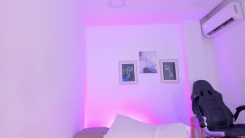 Snapshot of emelie_89 chatting on March 7, 3:07 pm emelie_89 online show from March 7, 3:07 pm