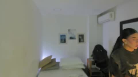 Snapshot of emelie_89 chatting on October 23, 12:15 pm emelie_89 online show from October 23, 12:15 pm