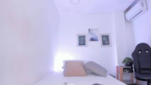 Snapshot of emelie_89 chatting on October 26, 3:29 pm emelie_89 online show from October 26, 3:29 pm