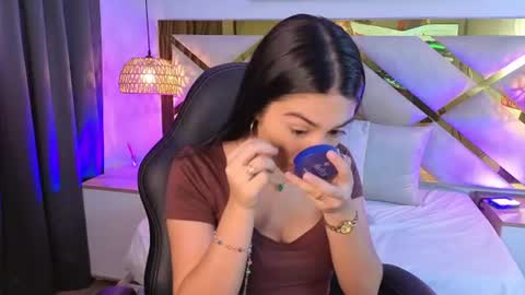 Snapshot of emelie_ch_ chatting on June 27, 6:07 am Emily online show from June 27, 6:07 am