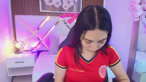Snapshot of emelie_ch_ chatting on July 4, 12:17 am Emily online show from July 4, 12:17 am