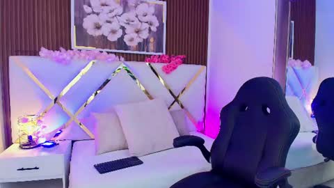 Snapshot of emelie_ch_ chatting on July 11, 7:55 am Emily online show from July 11, 7:55 am